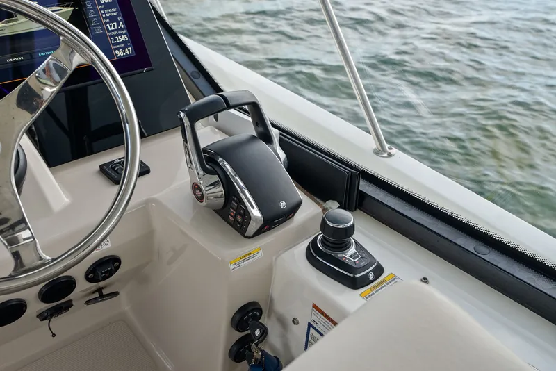 Slide: The Image of Boston Whaler 325 CONQUEST 2023 - 46