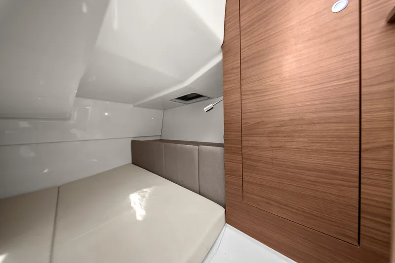 Slide: The Image of Boston Whaler 325 CONQUEST 2023 - 27