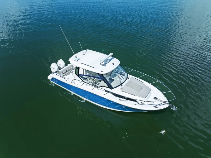 Slide: The Image of Boston Whaler 325 CONQUEST 2023 - 6