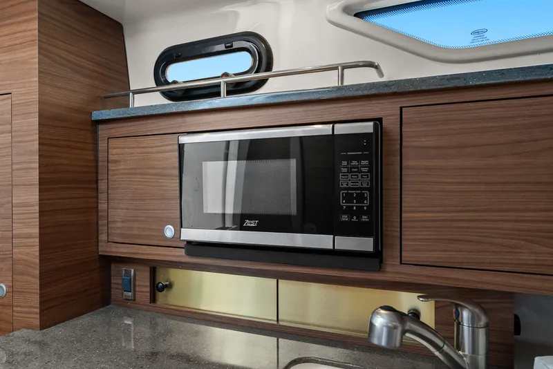 Slide: The Image of Boston Whaler 325 CONQUEST 2023 - 52