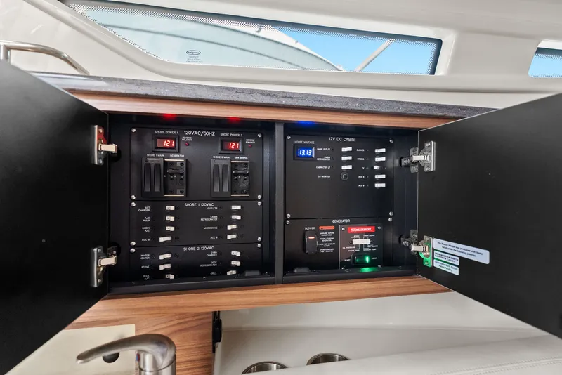 Slide: The Image of Boston Whaler 325 CONQUEST 2023 - 61