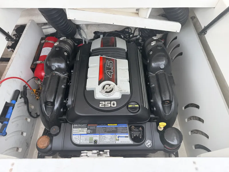 Slide: The Image of Sea Ray SPX 230 2018 - 8