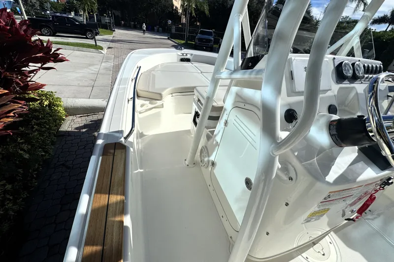 Slide: The Image of Boston Whaler 190 Montauk 2027 - 18