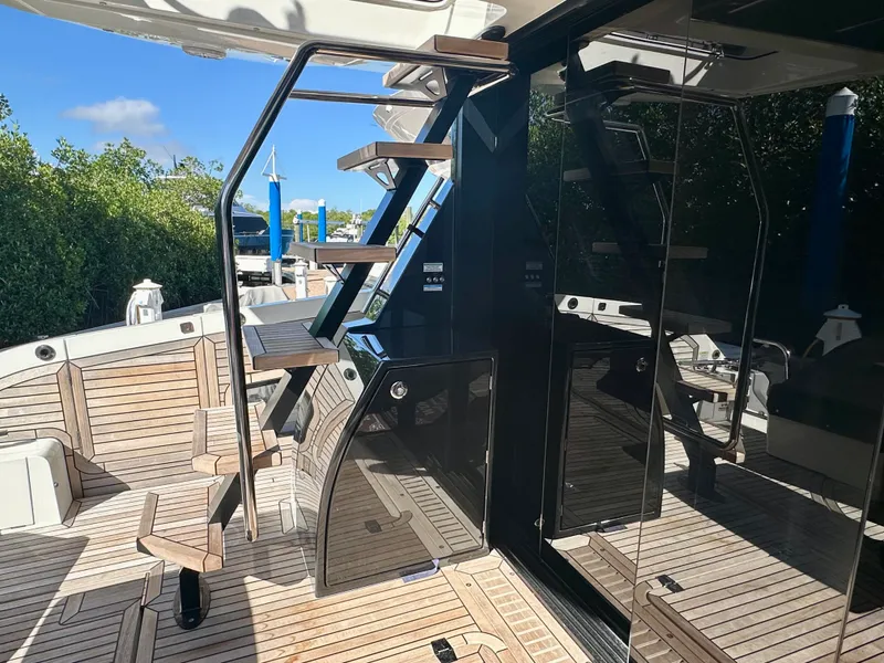 Slide: The Image of Galeon 500 FLY 2025 - 13