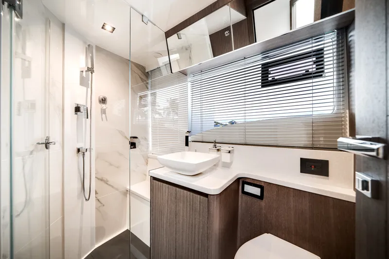 Slide: The Image of Galeon 500 FLY 2025 - 33