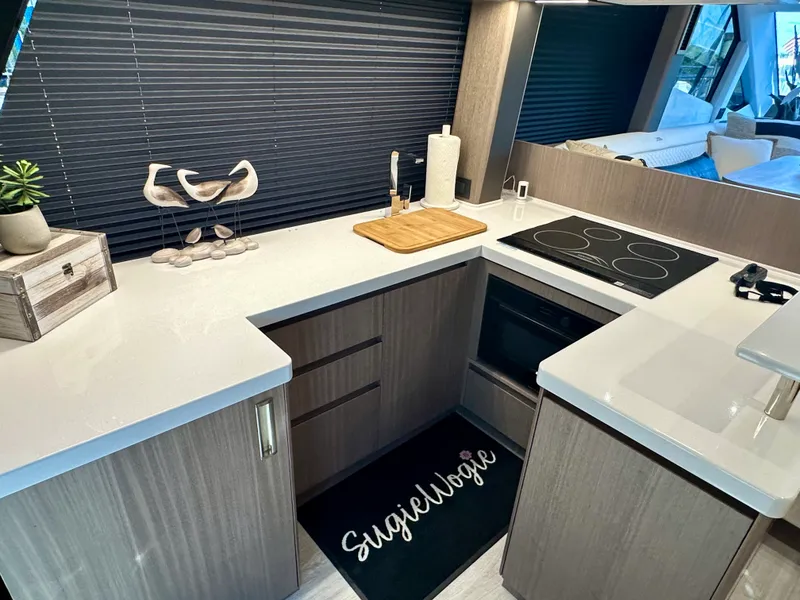 Slide: The Image of Galeon 500 FLY 2025 - 18