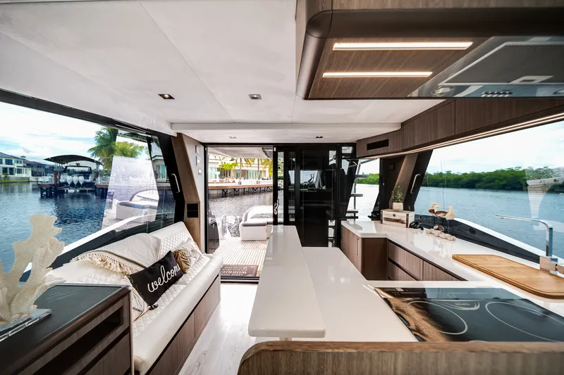 Slide: The Image of Galeon 500 FLY 2025 - 17
