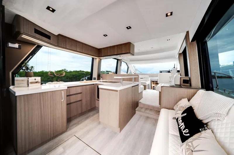 Slide: The Image of Galeon 500 FLY 2025 - 10
