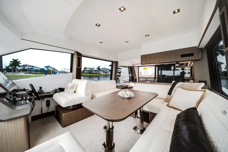 Slide: The Image of Galeon 500 FLY 2025 - 13
