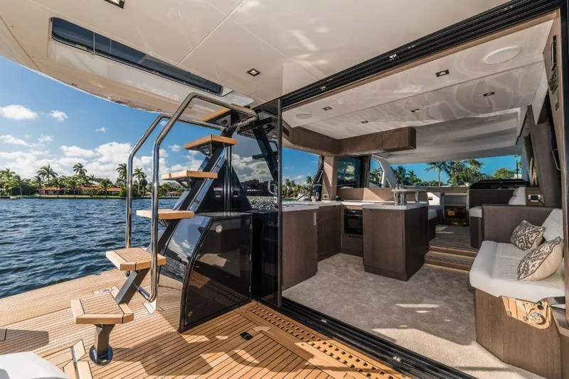 Slide: The Image of Galeon 500 FLY 2025 - 36