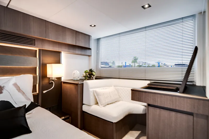 Slide: The Image of Galeon 500 FLY 2025 - 31