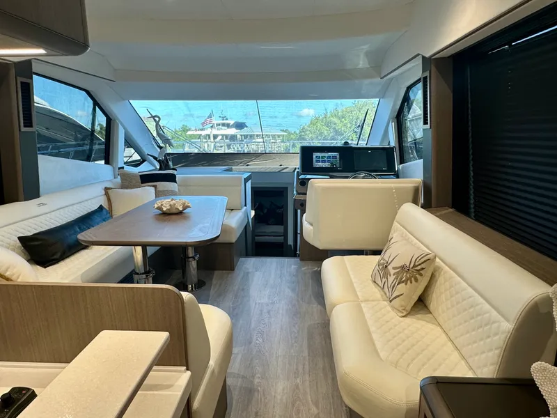 Slide: The Image of Galeon 500 FLY 2025 - 23