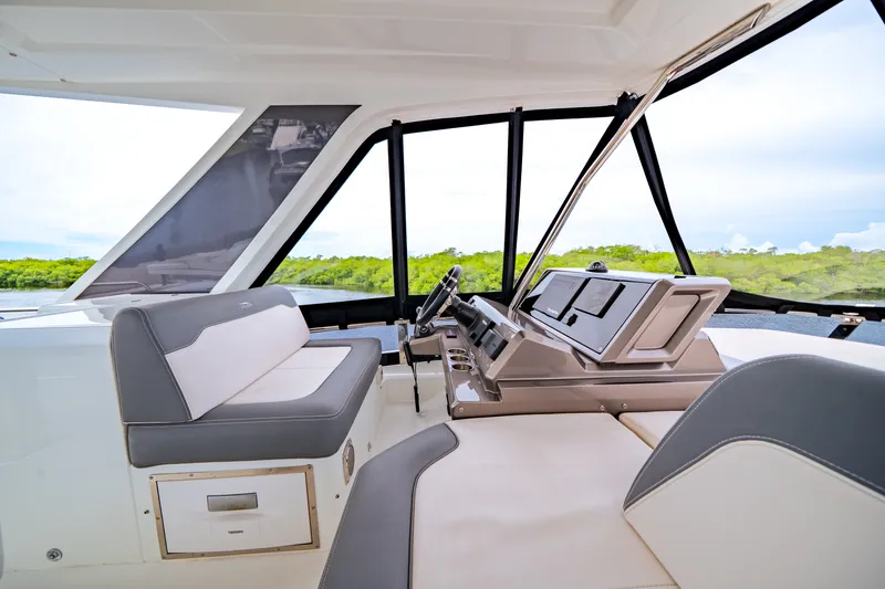 Slide: The Image of Galeon 500 FLY 2025 - 43