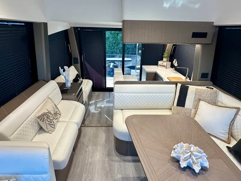Slide: The Image of Galeon 500 FLY 2025 - 27