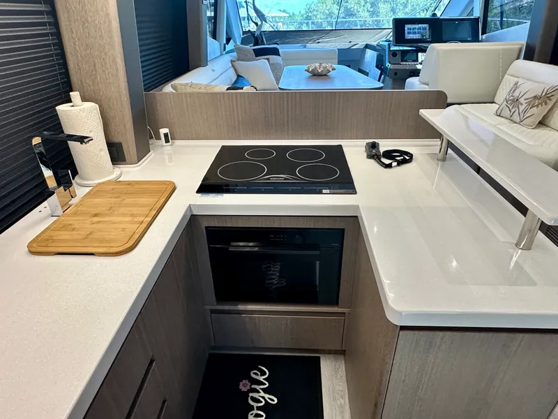Slide: The Image of Galeon 500 FLY 2025 - 19
