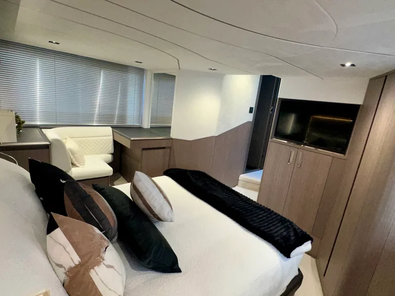 Slide: The Image of Galeon 500 FLY 2025 - 41