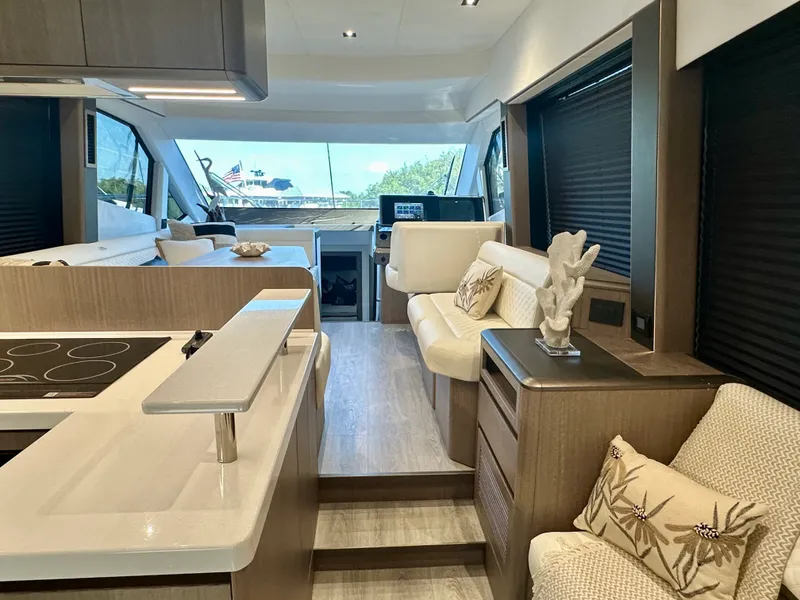 Slide: The Image of Galeon 500 FLY 2025 - 22