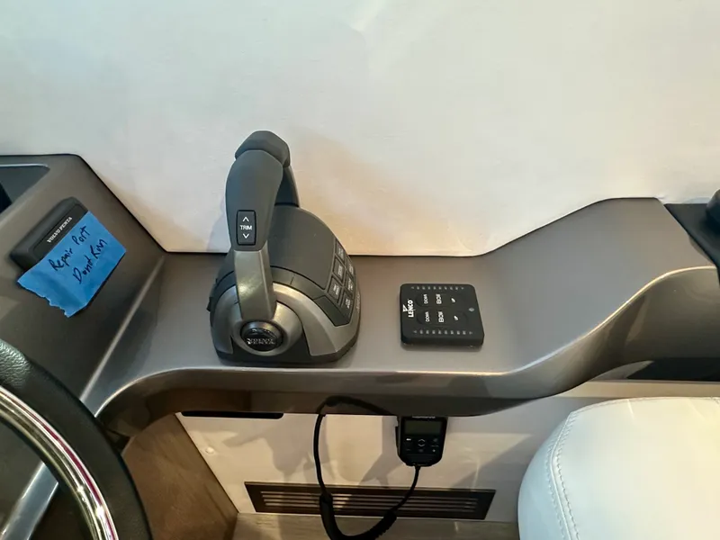 Slide: The Image of Galeon 500 FLY 2025 - 33