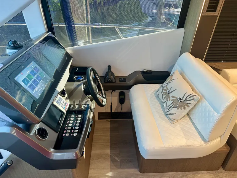 Slide: The Image of Galeon 500 FLY 2025 - 32