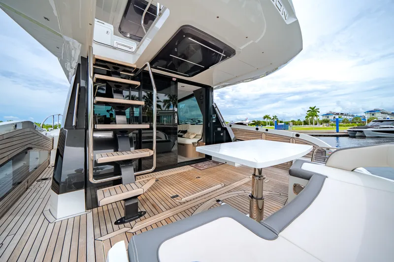 Slide: The Image of Galeon 500 FLY 2025 - 51