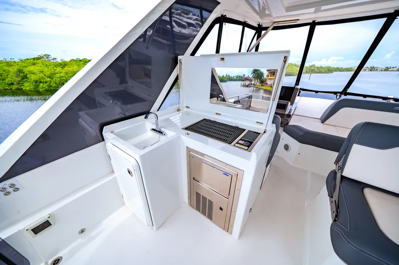 Slide: The Image of Galeon 500 FLY 2025 - 48