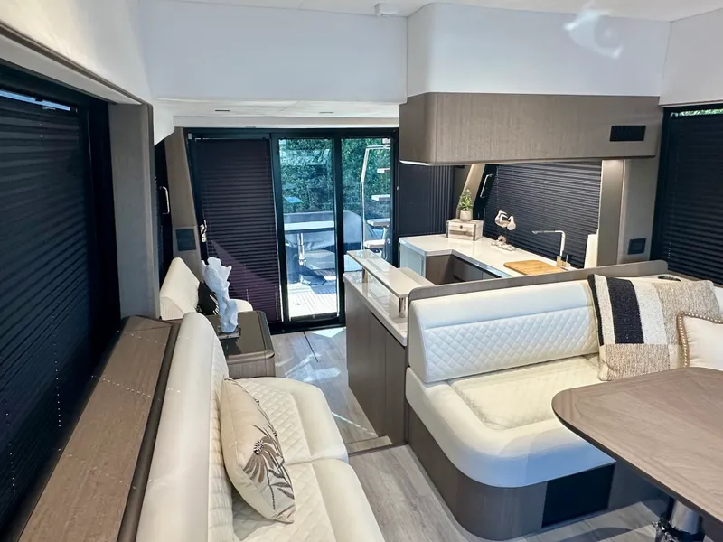 Slide: The Image of Galeon 500 FLY 2025 - 28