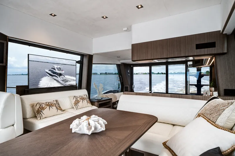 Slide: The Image of Galeon 500 FLY 2025 - 14