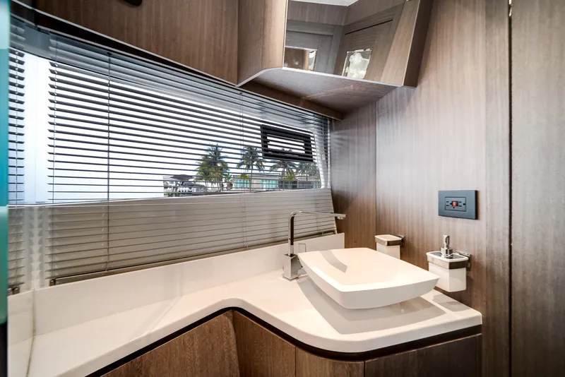 Slide: The Image of Galeon 500 FLY 2025 - 37