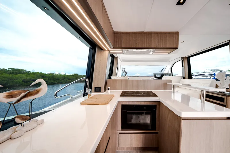 Slide: The Image of Galeon 500 FLY 2025 - 12