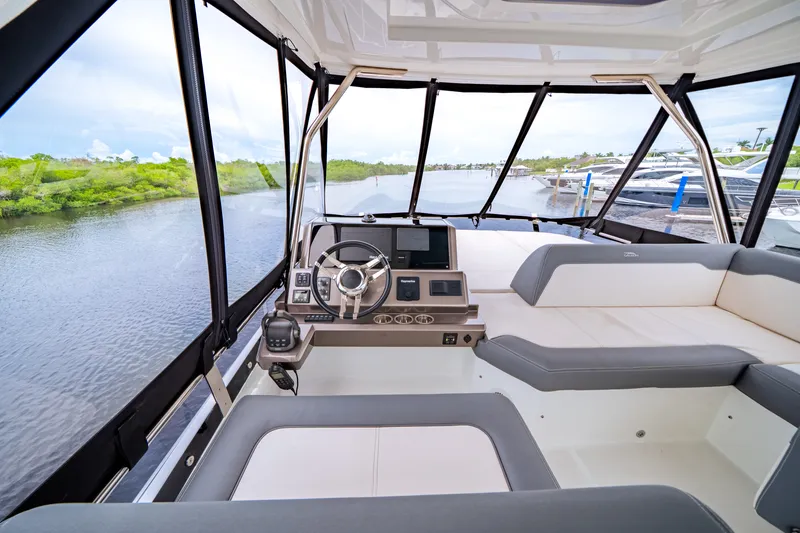 Slide: The Image of Galeon 500 FLY 2025 - 44