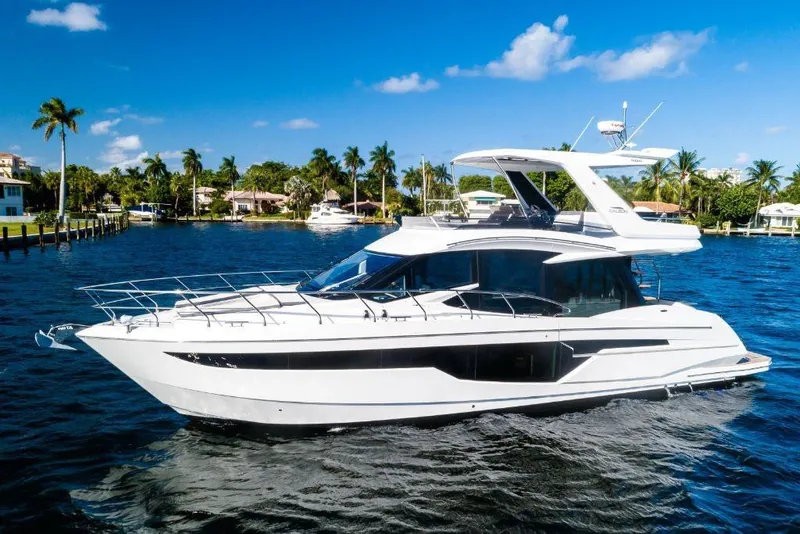 Slide: The Image of Galeon 500 FLY 2025 - 13