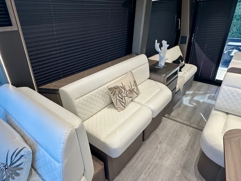 Slide: The Image of Galeon 500 FLY 2025 - 26
