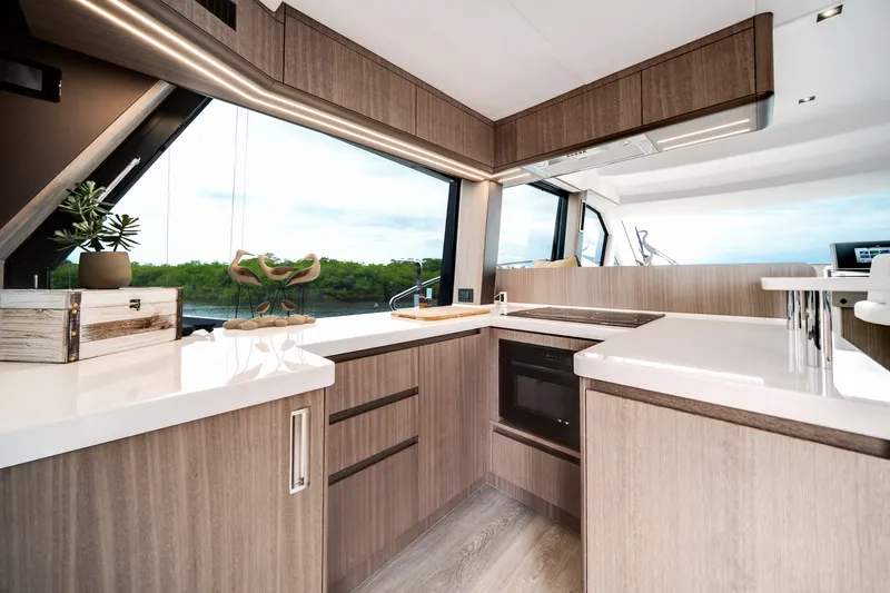 Slide: The Image of Galeon 500 FLY 2025 - 11