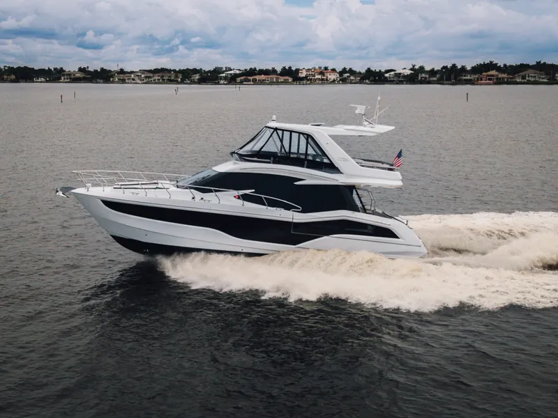 Slide: The Image of Galeon 500 FLY 2025 - 3