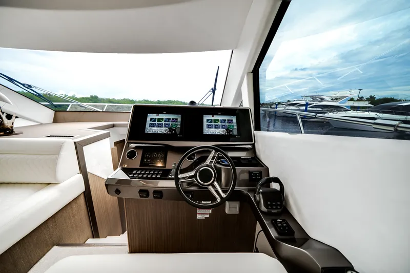 Slide: The Image of Galeon 500 FLY 2025 - 19