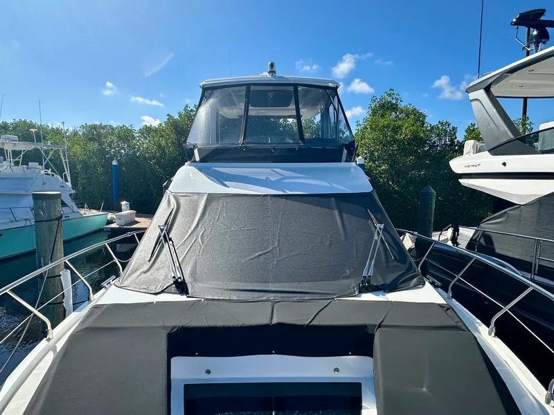 Slide: The Image of Galeon 500 FLY 2025 - 12
