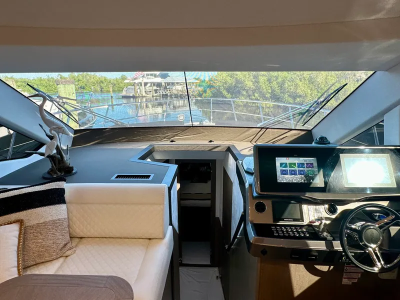 Slide: The Image of Galeon 500 FLY 2025 - 30