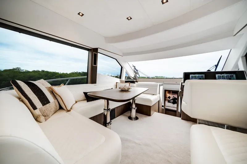 Slide: The Image of Galeon 500 FLY 2025 - 9