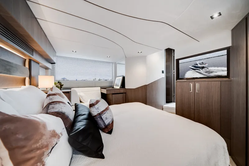 Slide: The Image of Galeon 500 FLY 2025 - 28