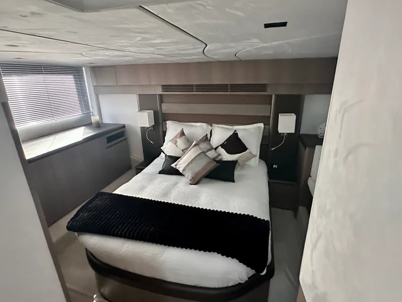 Slide: The Image of Galeon 500 FLY 2025 - 37