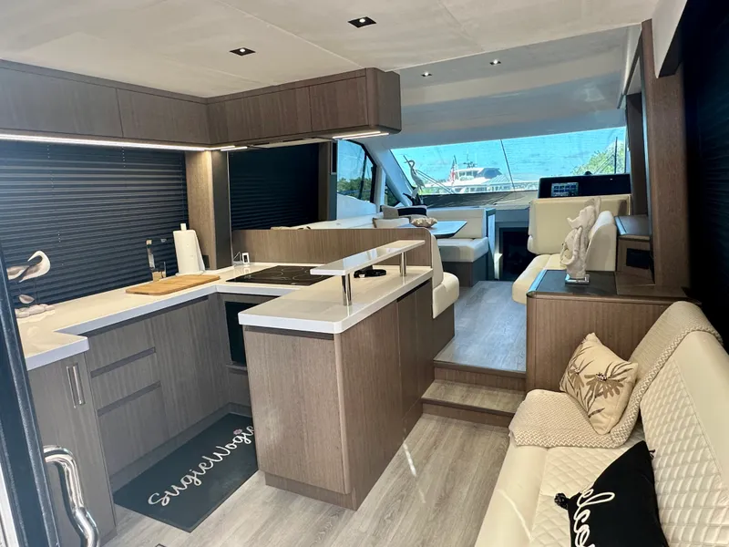 Slide: The Image of Galeon 500 FLY 2025 - 17