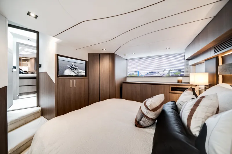 Slide: The Image of Galeon 500 FLY 2025 - 27
