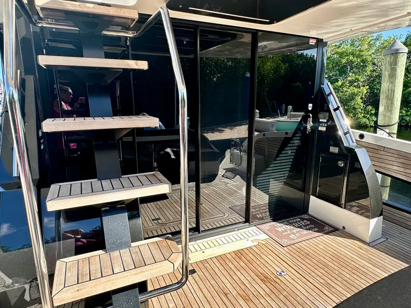 Slide: The Image of Galeon 500 FLY 2025 - 6
