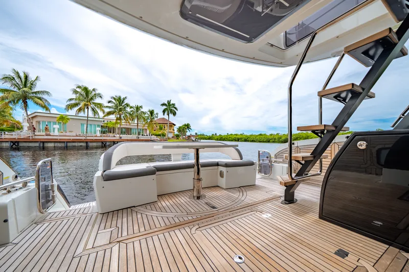 Slide: The Image of Galeon 500 FLY 2025 - 52