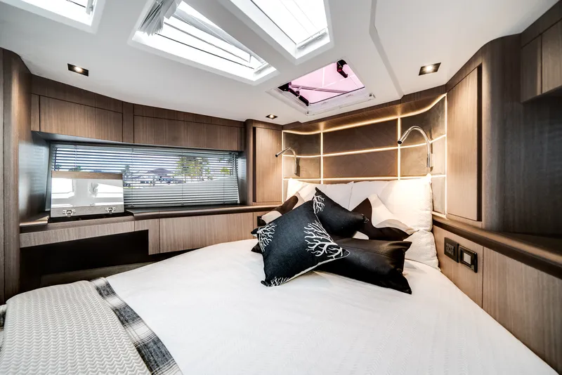 Slide: The Image of Galeon 500 FLY 2025 - 24