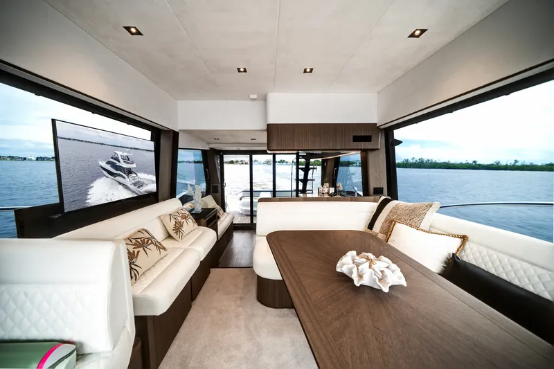Slide: The Image of Galeon 500 FLY 2025 - 16