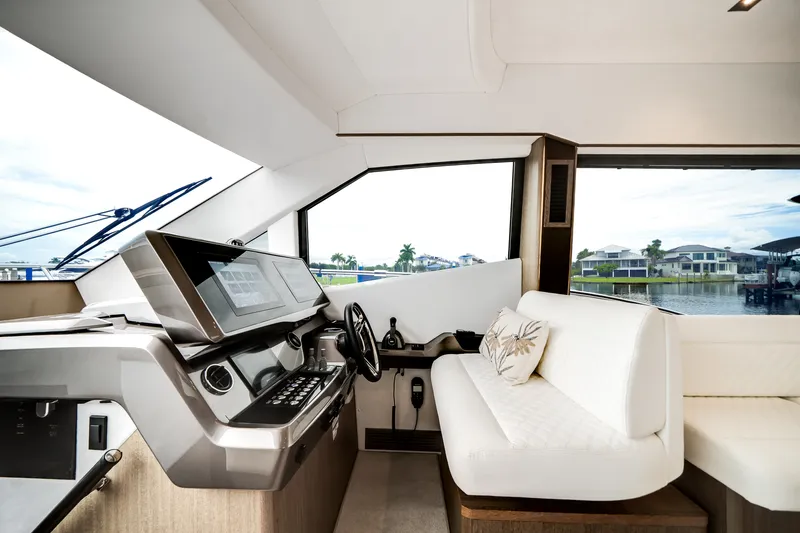 Slide: The Image of Galeon 500 FLY 2025 - 18