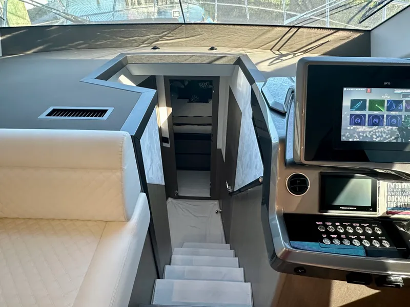 Slide: The Image of Galeon 500 FLY 2025 - 34