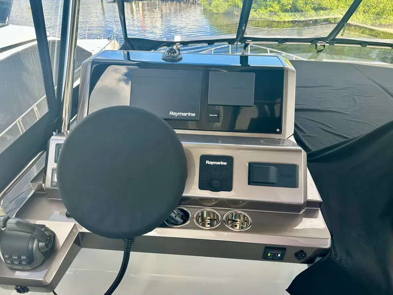 Slide: The Image of Galeon 500 FLY 2025 - 61