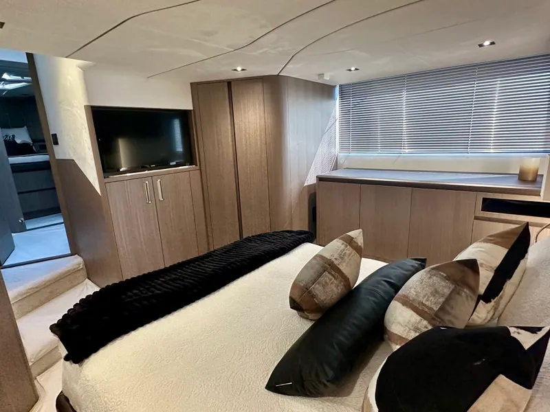 Slide: The Image of Galeon 500 FLY 2025 - 42
